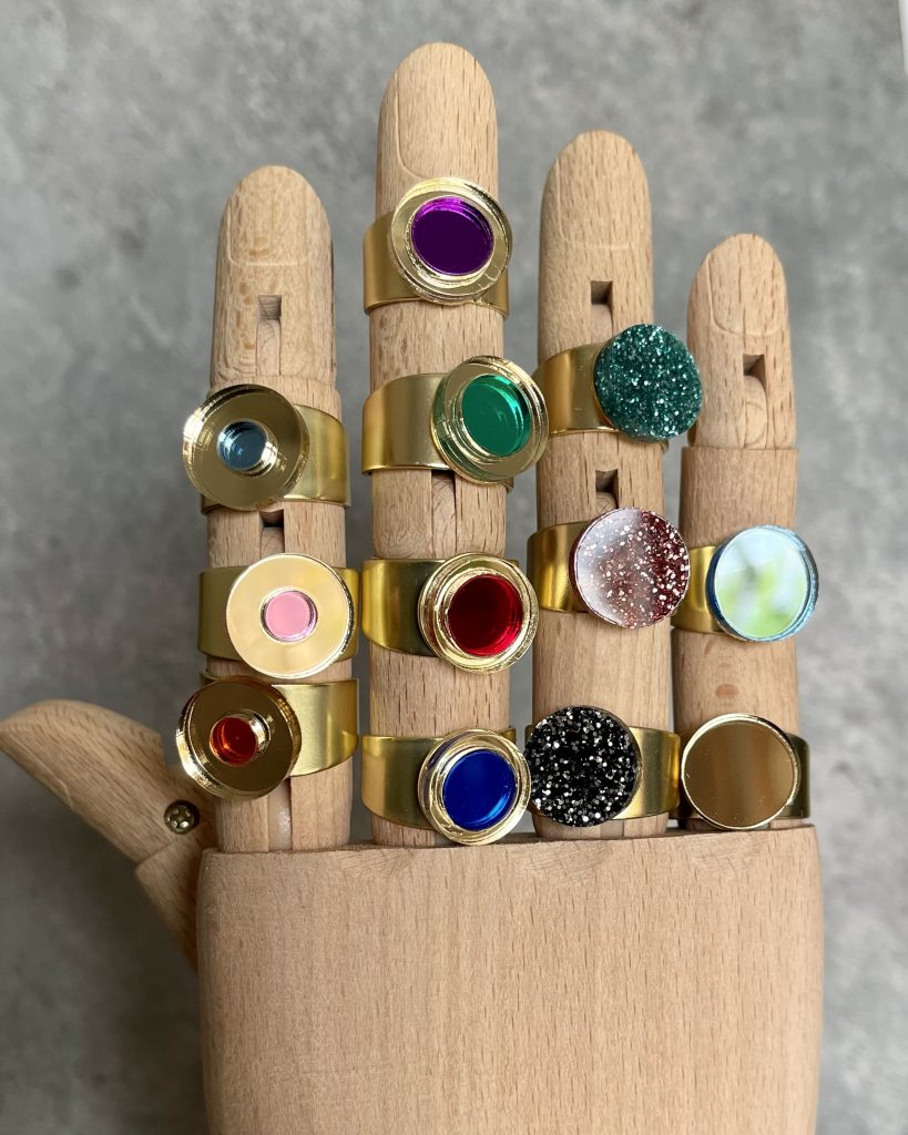 Anillo LUNA dorado con diferentes terminaciones de metacrilato. Es un anillo ajustable y unisex.