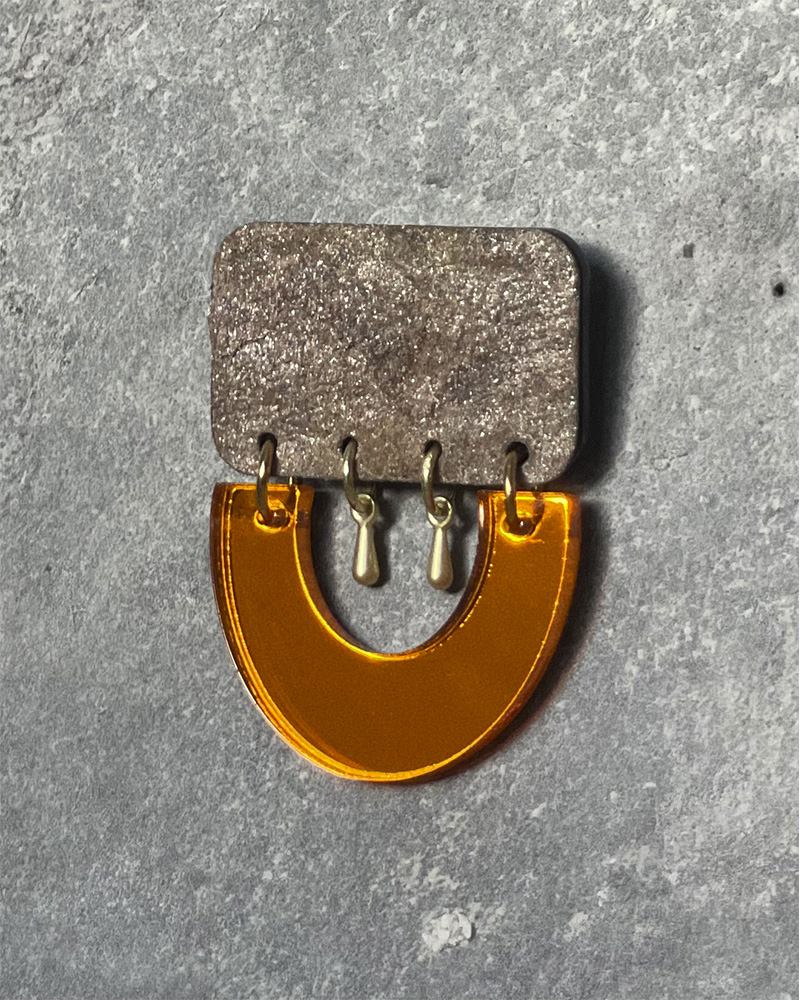 Pendiente DOLMEN de piedra natural, metacrilato y plata de ley. Colección Gaia. ALMALEON. Joyas de autora. Artesanía contemporánea.