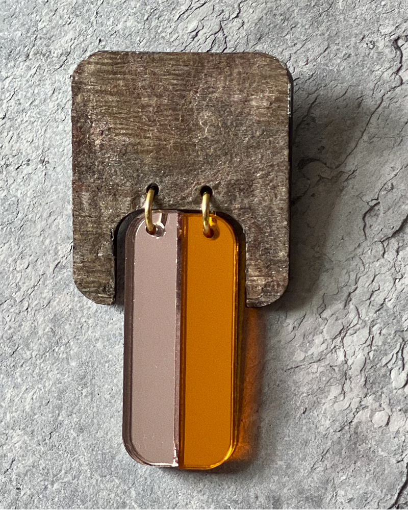 Pendientes DELTA de la colección Gaia de ALMALEON. Piedra natural estilo cobre y metacrilato de color rosa y naranja. Joyas de autora. Hecho en españa. Artesanía contemporánea