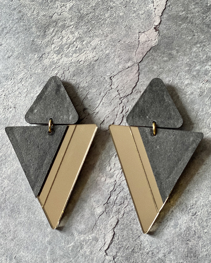 Pendientes LAJA de la colección GAIA de ALMALEON. Piedra natural estilo pizarra y metacrilato dorado. Maxi pendientes con fornituras de plata de ley hechos en España. ALMALEON