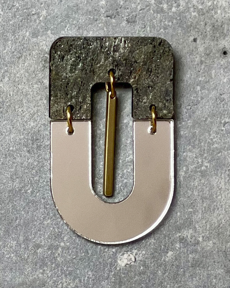 Pendientes Magma mini de piedra natural estilo grafito y metacrilato. Joyas de autora. Pendientes grandes hechos en España. Artesanía contemporánea. ALMALEON