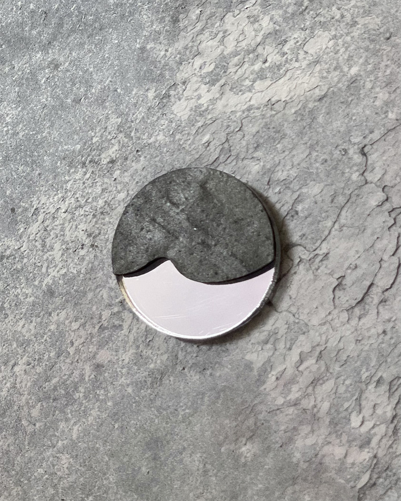 Pendiente marea en pizarra negra y metacrilato en plata de ley.Joyas de autora. Artesanía contemporánea. Maxi pendientes hechos en España
