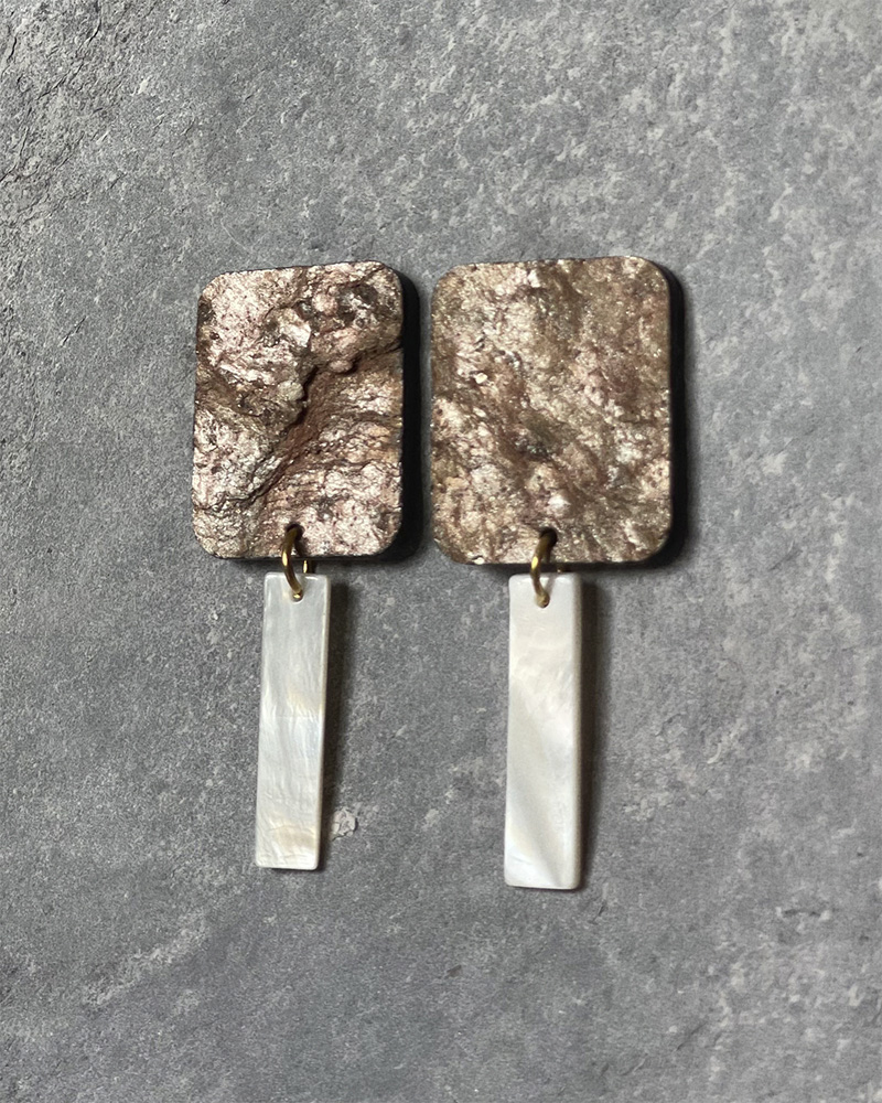 Pendientes MICA de piedra natural estilo cobre y detalle de nácar. ALMALEON. Joyas de autora