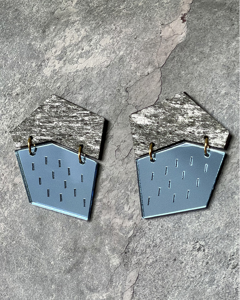 Pendientes TECTO de piedra natural estilo grafito y metacrilato color azul. Joyas de autora de la colección GAIA. ALMALEON. Artesanía contemporánea hecha en España