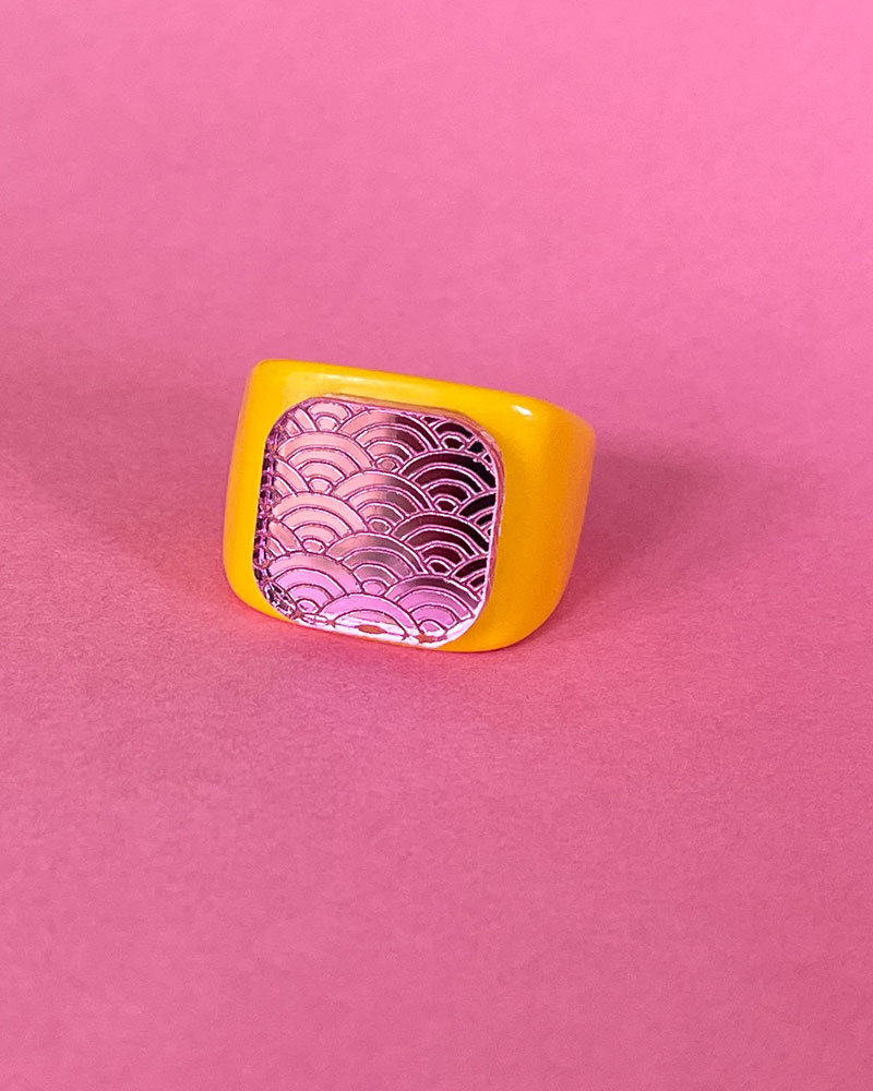 Anillo Seigaiha en color mostaza con detalle en metacrilato espejo color rosa. Colección Kanzashi de ALMALEON